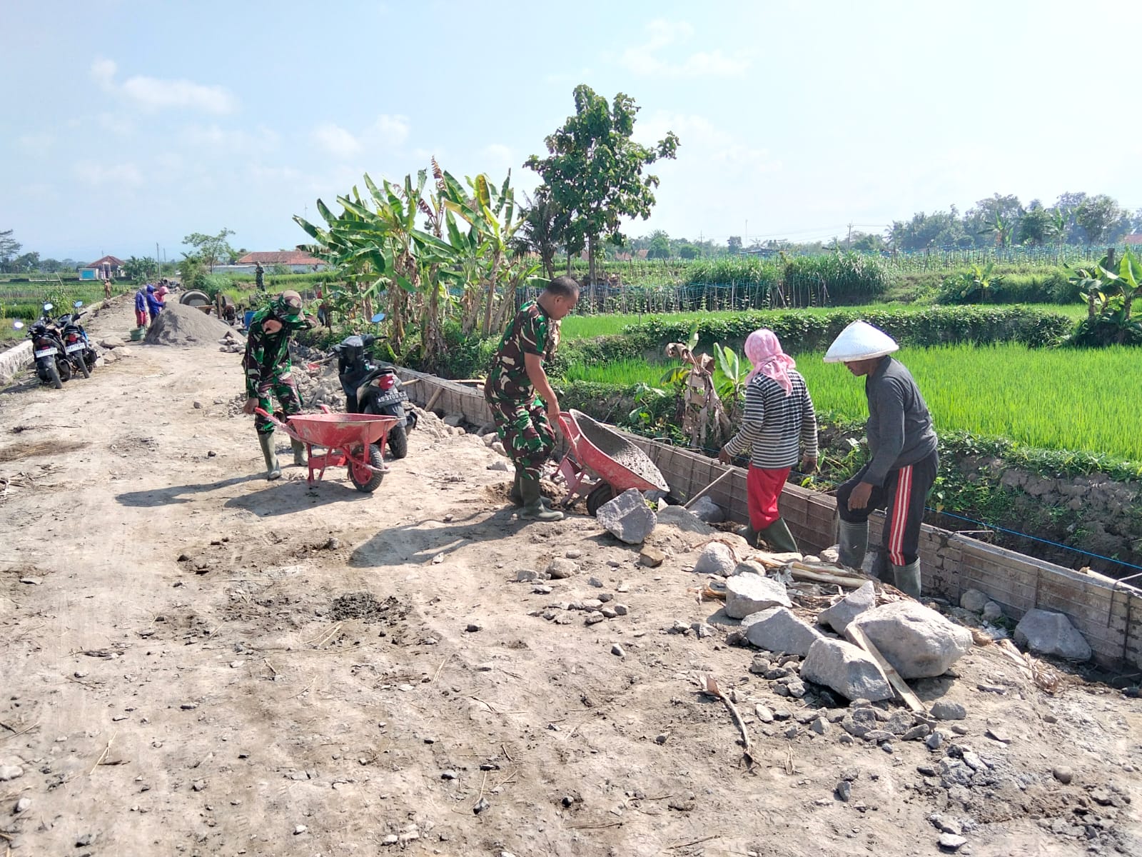 Pembangunan Talud Di Dukuh Gondangan, Babinsa Koramil 11/Karangnongko Karya Bakti Bersama Warga
