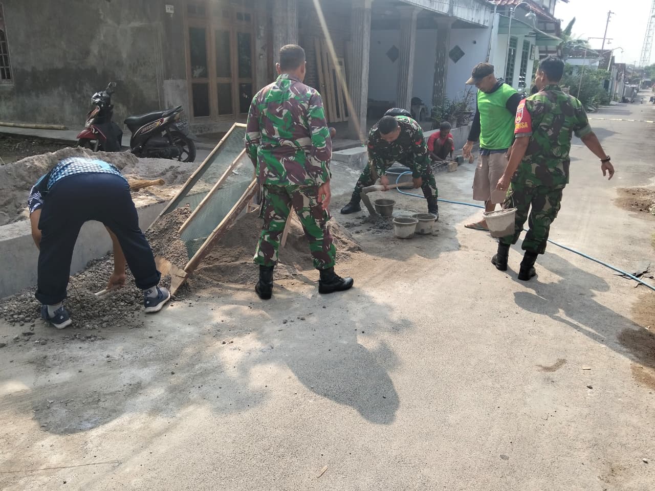 Wujud Kepedulian, Babinsa Kodim 0723/Klaten Karya Bakti Rehab RTLH