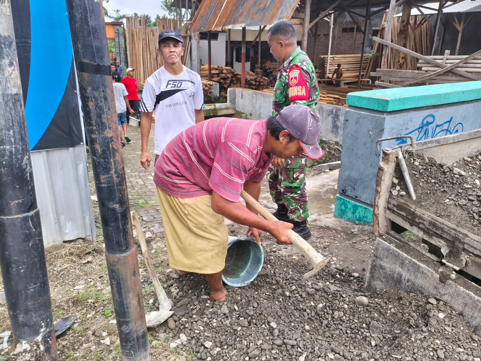 Babinsa Debong Kidul Gotong Royong Bersama Warga Perbaiki Jalan Lingkungan, Wujud Kebersamaan Membangun Kampung