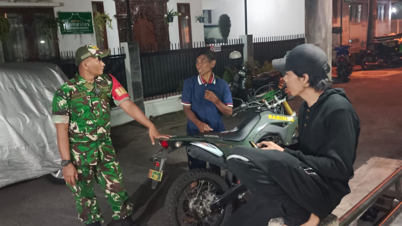 Babinsa Patroli Dan Sambang Kamling Berikan Motivasi Jaga Keamanan