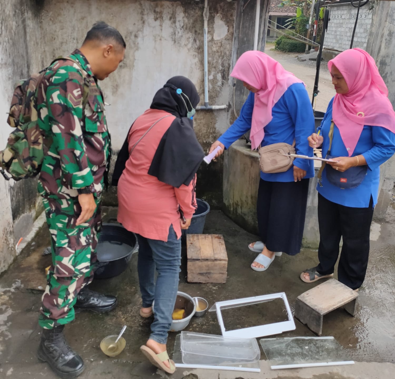 Babinsa Bersama Kader, Gerak Cepat Lakukan Aksi Pemeriksaan Jentik
