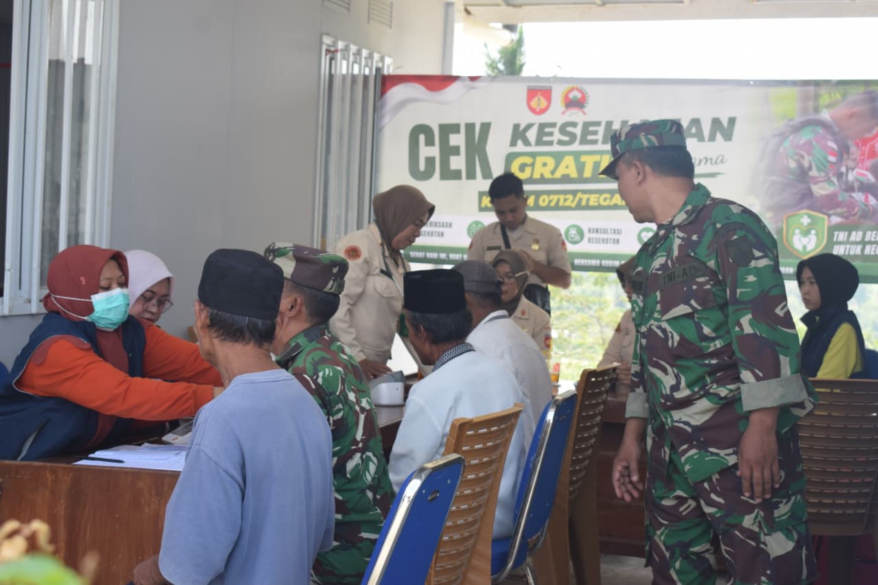 Kodim 0712/Tegal Gelar Bakti Kesehatan dan Penuhi Kebutuhan Air Bersih bagi Warga Huntara Desa Capar