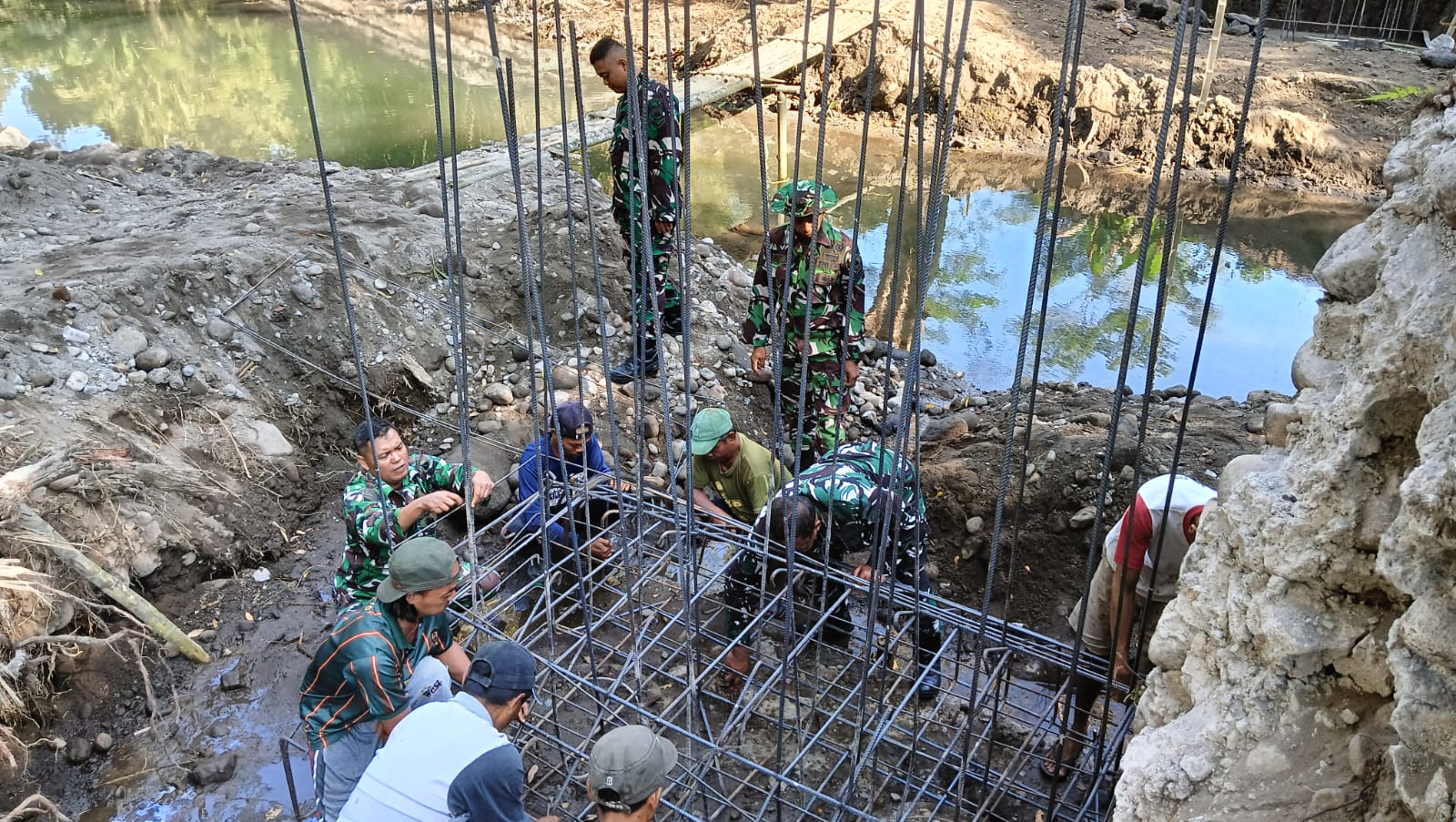 arga Dan Masyarakat Tunjukan Antusiasme Dalam Pembangunan Jembatan