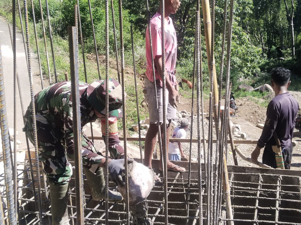 Babinsa Koramil 1630-02/Lembor Turun Langsung Bangun Jembatan, Perkuat Akses dan Kemanunggalan TNI-Rakyat