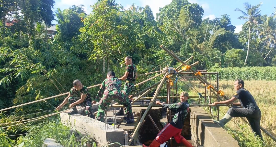 Gotong Royong, Prajurit Kodim Klungkung dan Warga Kerek Manual Besi IWF Landasan Jembatan Garuda