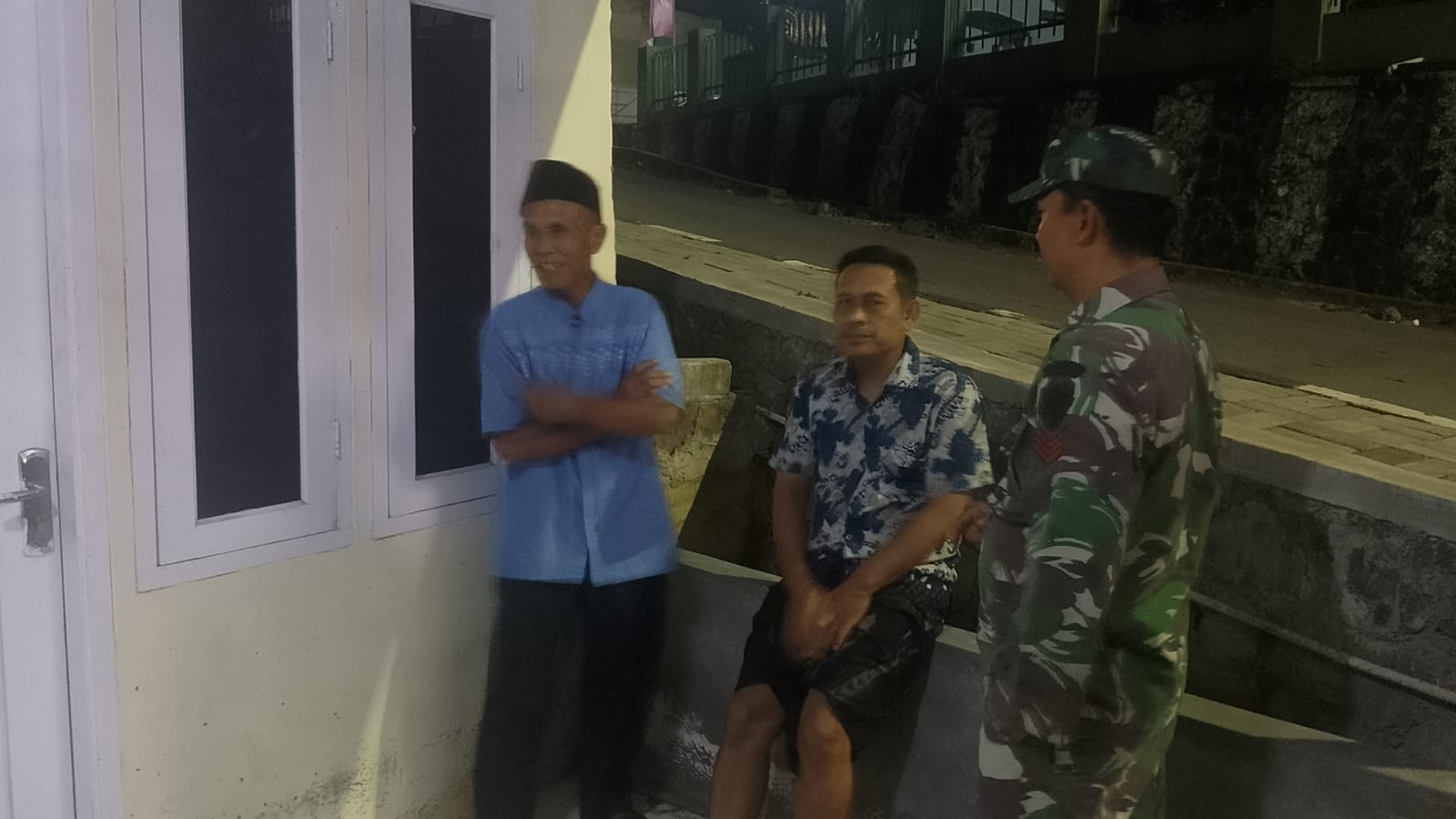 Babinsa Koramil 0607-06/Gunung Puyuh Komsos Malam, Ajak Warga Tingkatkan Kepedulian terhadap Keamanan Lingkungan