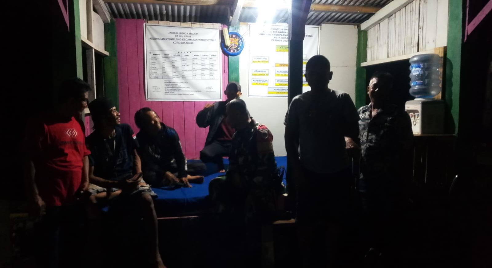 Babinsa Nyomplong Koramil 0607-07/ Warudoyong Intensifkan Patroli Malam, Ajak Warga Perkuat Satkamling