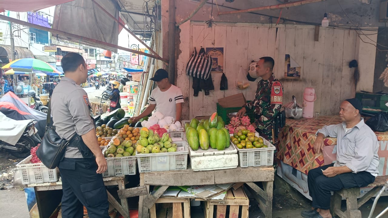 Babinsa Nyomplong Koramil 0607-07/Warudoyong Komsos Bersama Pelaku UMKM, Bahas Stabilitas Harga Buah