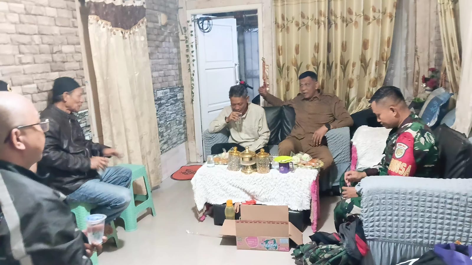 Babinsa dan Lurah Gunung Puyuh Perkuat Sinergi dengan Warga Melalui Komsos dan Anjangsana