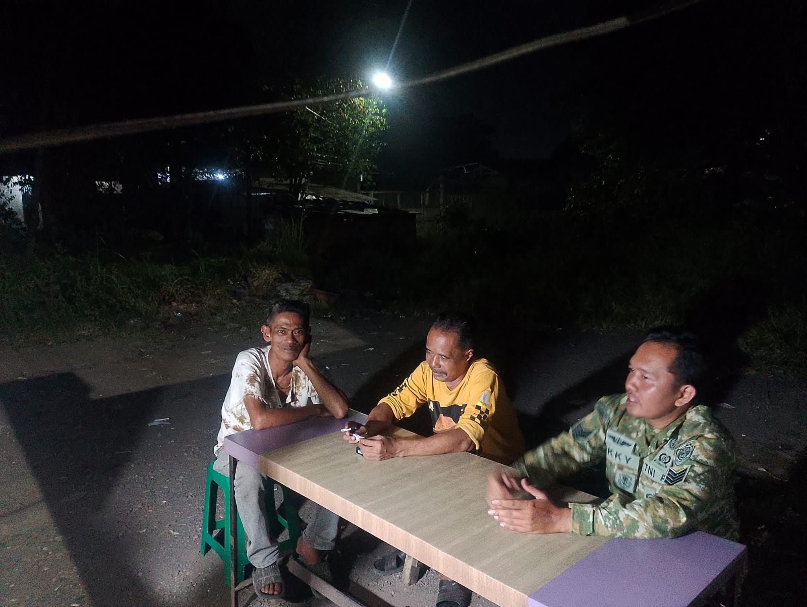 Babinsa Dayeuhluhur Tingkatkan Kewaspadaan Warga Lewat Patroli Malam dan Pengecekan Pos Ronda