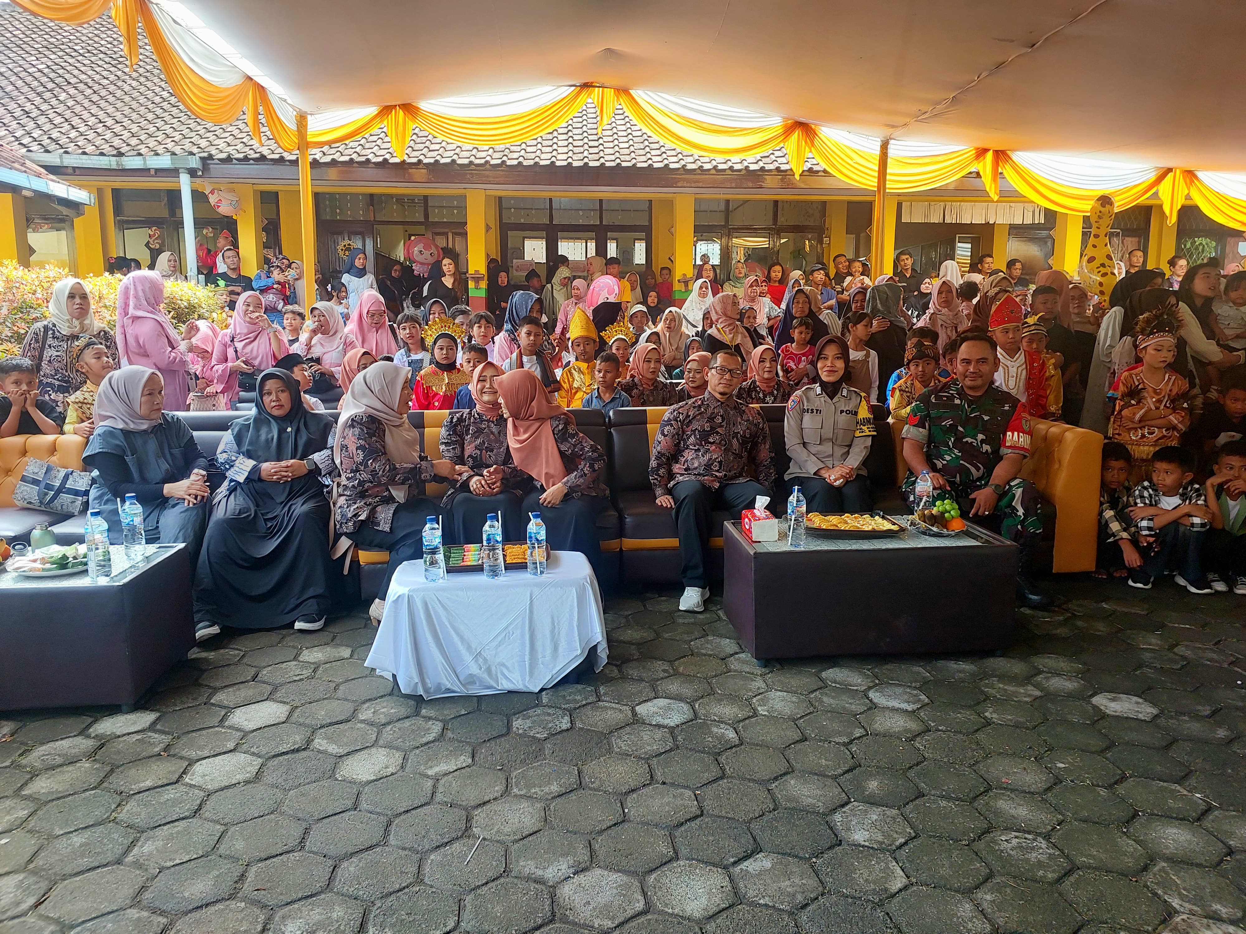 Babinsa Warudoyong Hadiri Perpisahan dan Kenaikan Kelas SDN Dwikora, Perkuat Sinergi dengan Dunia Pendidikan