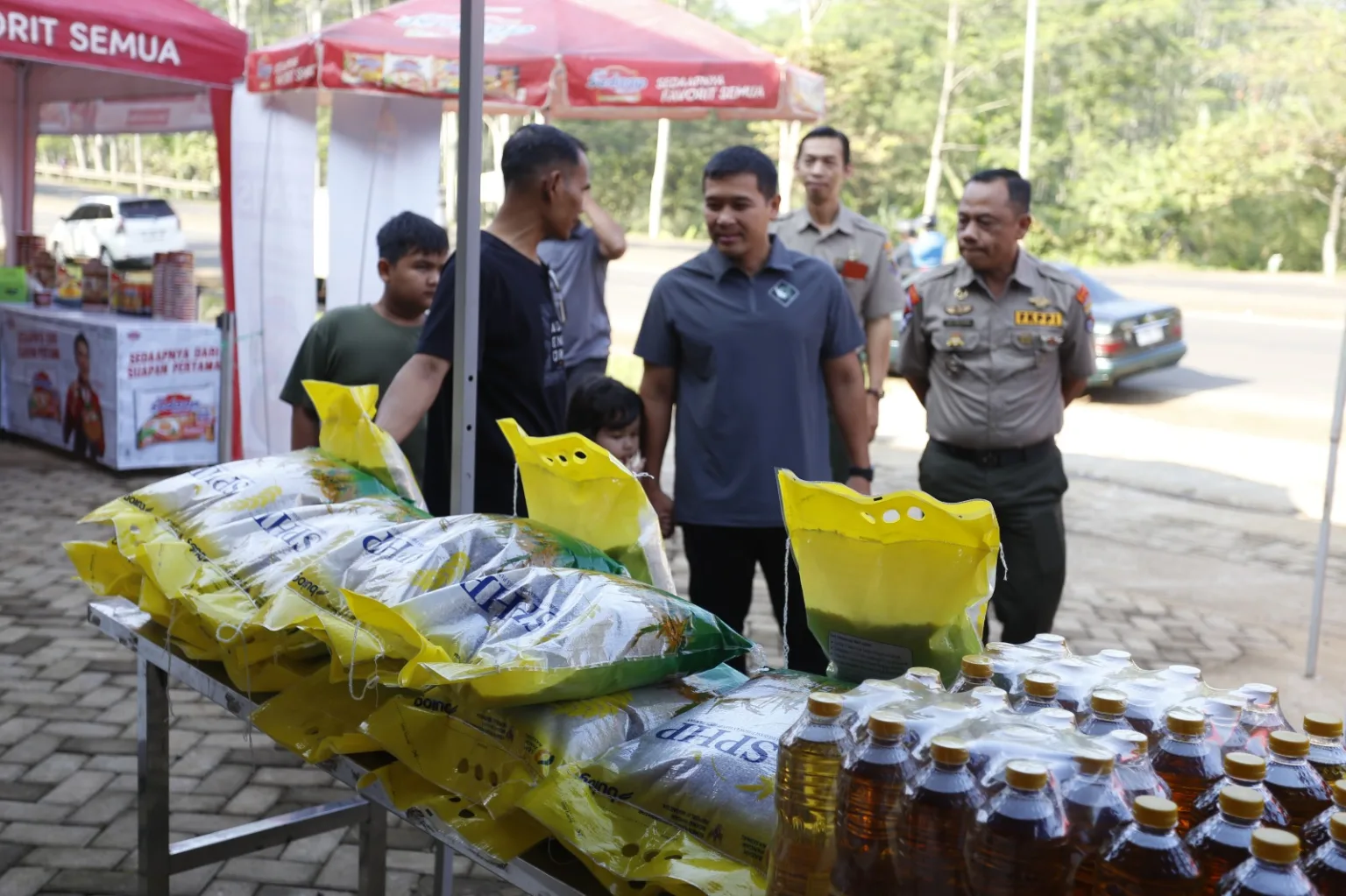 Dandim 0607/Kota Sukabumi Tinjau Bazar KDKMP Desa Babakan, Warga Antusias Berburu Sembako Murah