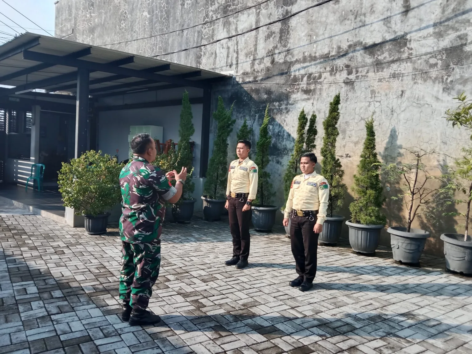 Babinsa Warudoyong Laksanakan Wanwil Bersama Security PT Glora, Perkuat Sinergi Jaga Kamtibmas