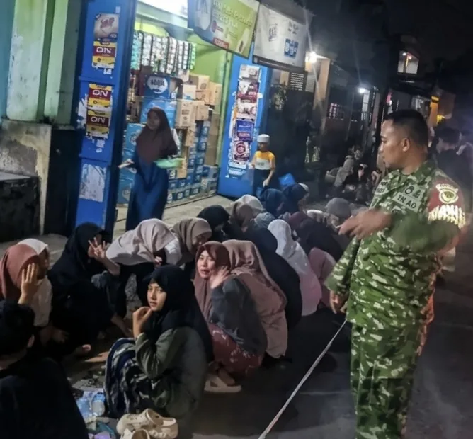 Babinsa Koramil 0607-07/Warudoyong Laksanakan Komsos Malam dan Monitoring Wilayah Saat Peringatan 1 Muharram di Sukakarya