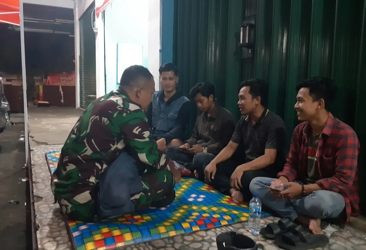 Babinsa Benteng Koramil 0607-07/Warudoyong Patroli Malam dan Silaturahmi, Ajak Warga Tingkatkan Kewaspadaan
