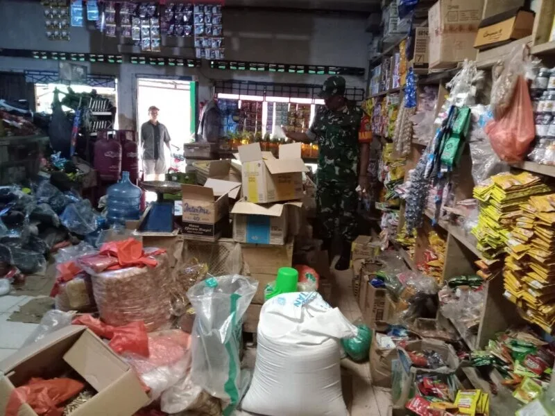 Babinsa Desa Girimukti Monitoring Harga Bahan Pokok di Wilayah Binaan