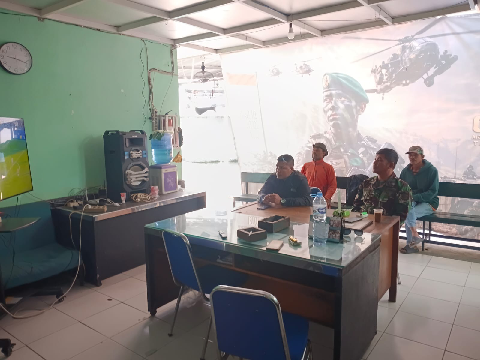 Pererat Kedekatan dengan Warga, Personel Koramil 2415/Margahayu Nobar Piala Dunia