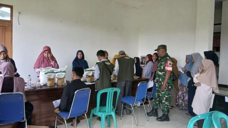 Babinsa Koramil 2205/Kalapanunggal Dampingi Penyaluran Bantuan Sosial di Desa Walangsari