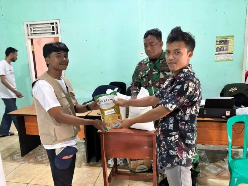 Babinsa Koramil 2207/Jampangtengah Dampingi Penyaluran Bansos Pangan di Desa Nangerang