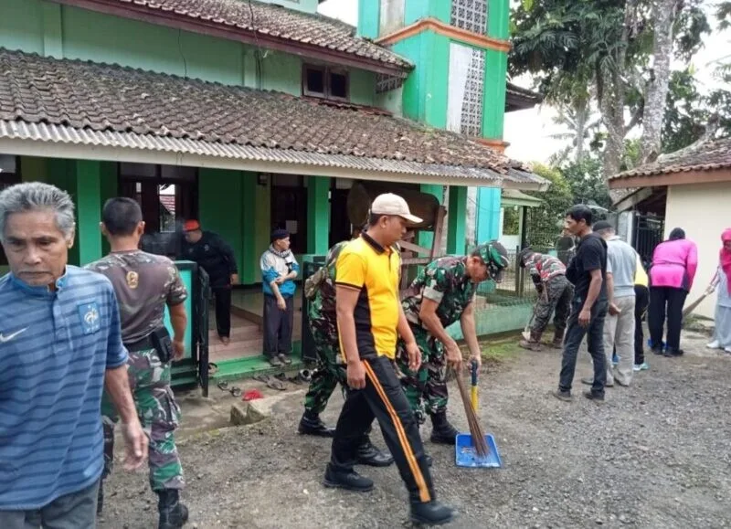 Koramil 2209/Lengkong Bersama Polsek dan Warga Gelar Jumat Bersih di Masjid Al Falah