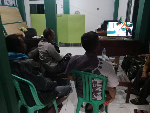 Personel Koramil 2403/Paseh Nobar Piala Dunia Pererat Tali Silaturahmi dengan Warga