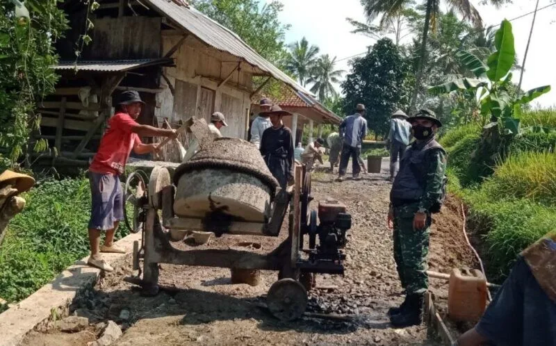 Babinsa Koramil 2211/Sagaranten Laksanakan Karya Bakti Perbaikan Jalan di Desa Cibarebeg