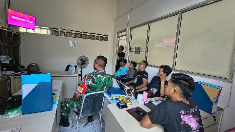 Babinsa Cangkuang Kulon Nobar Piala Dunia Bersama Warga, Pererat Kemanunggalan TNI-Rakyat