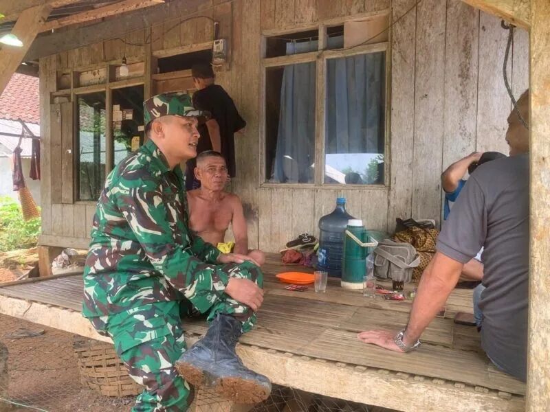 Babinsa Desa Nangela Laksanakan Komsos Bersama Tokoh Masyarakat