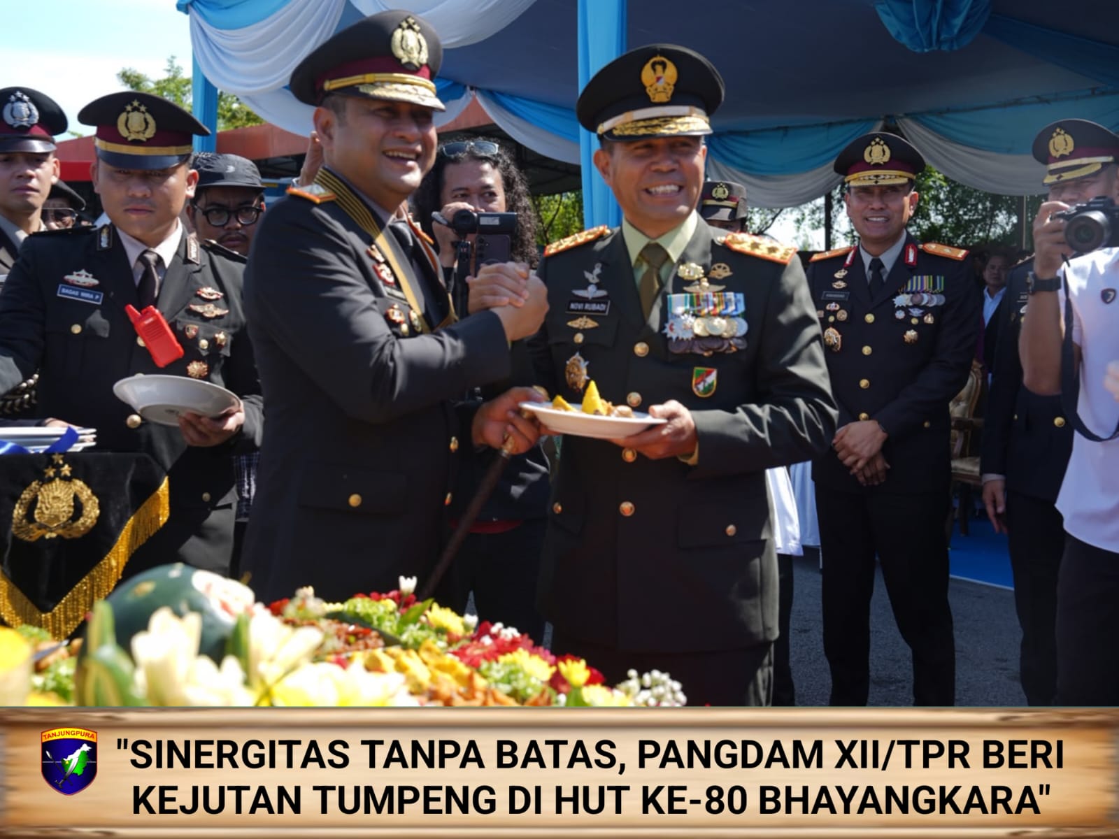 Sinergitas Tanpa Batas, Pangdam XII/Tpr Beri Kejutan Tumpeng di HUT ke-80 Bhayangkara