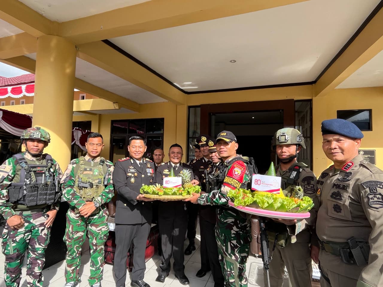 Satgas Yonif 743/PSY Beri Kejutan HUT Bhayangkara ke-80, Perkuat Soliditas TNI-Polri di Puncak Jaya