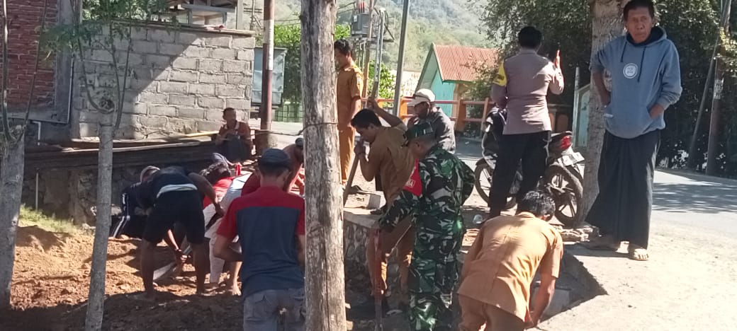 Babinsa Koramil 1614-02/Kempo Gotong Royong Bantu Warga, Wujud Kepedulian di Wilayah Binaan