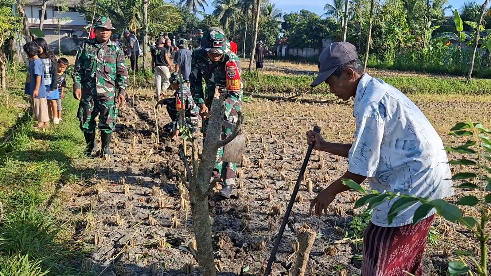 Wujud Nyata Delapan Wajib TNI: Kodim 1620/Loteng dan Warga Gemel Buka Jalan Usaha Tani Baru