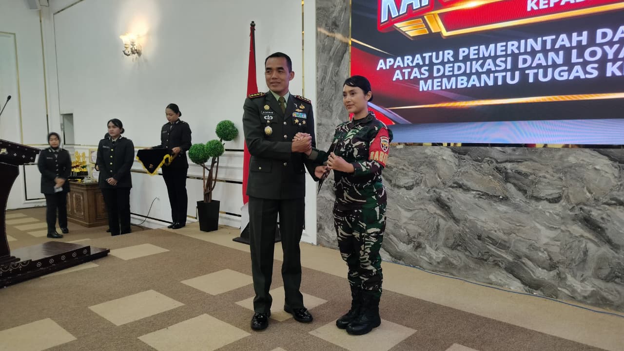 Dedikasi Nyata untuk Negeri, Babinsa Karang Bayan Terima Penghargaan pada HUT Polri Ke-80
