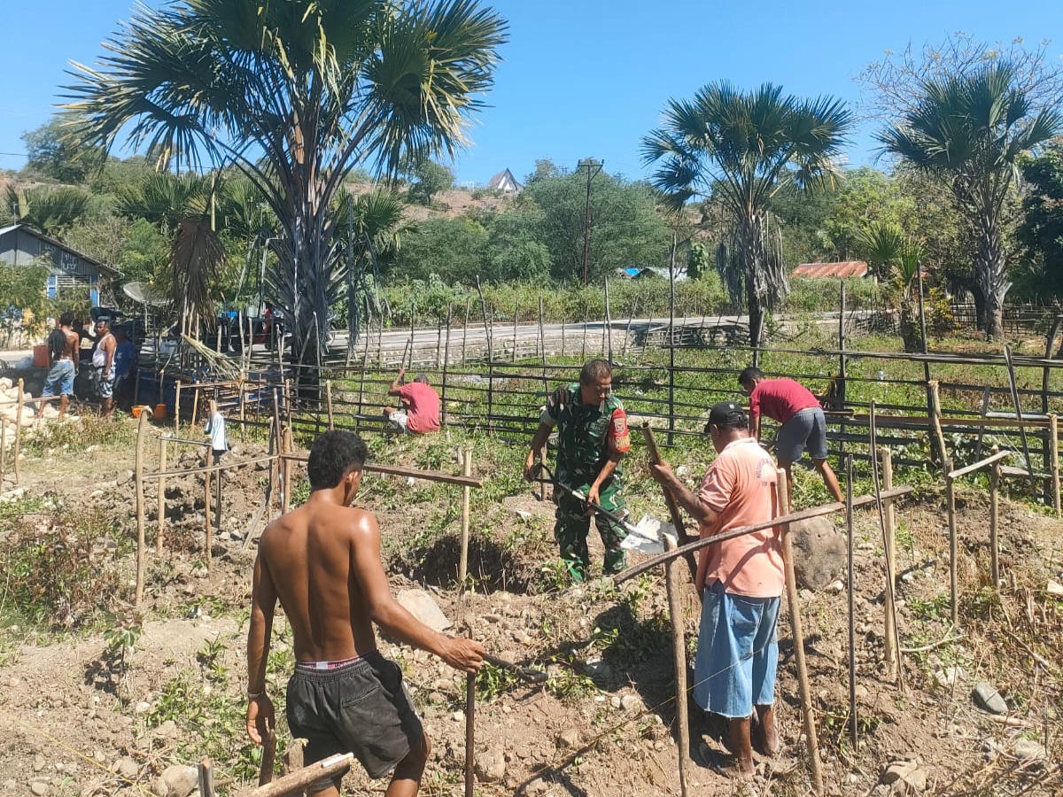 Peduli Sesama, Babinsa Bantu Bangun Fondasi Rumah Warga Binaan