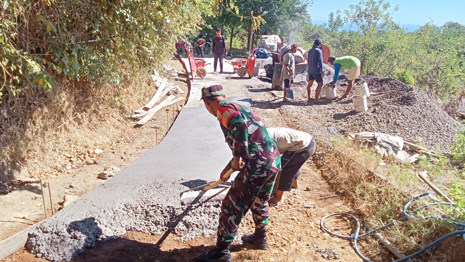 Tingkatkan Kesejahteraan Warga, Babinsa Bersama Masyarakat Banjar Dinas Lod Guwuh Cor Jalan 600 Meter