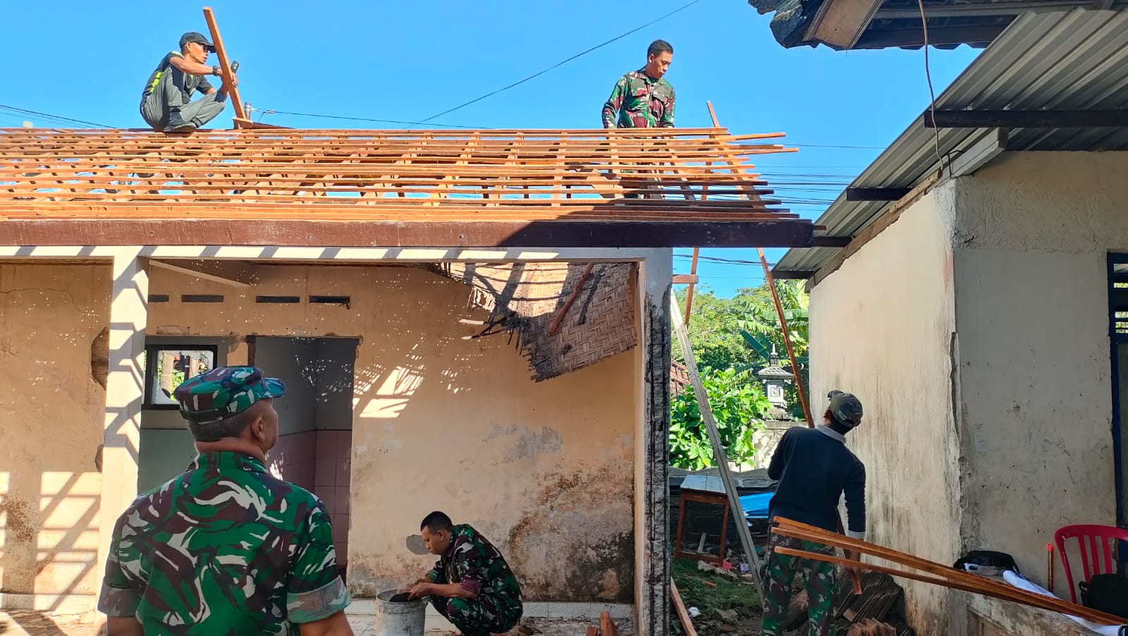 Wujud Kemanunggalan TNI, Personel Kodim 1619/Tabanan Bersama Guru Kebut Renovasi MCK SDN 4 Delod Peken