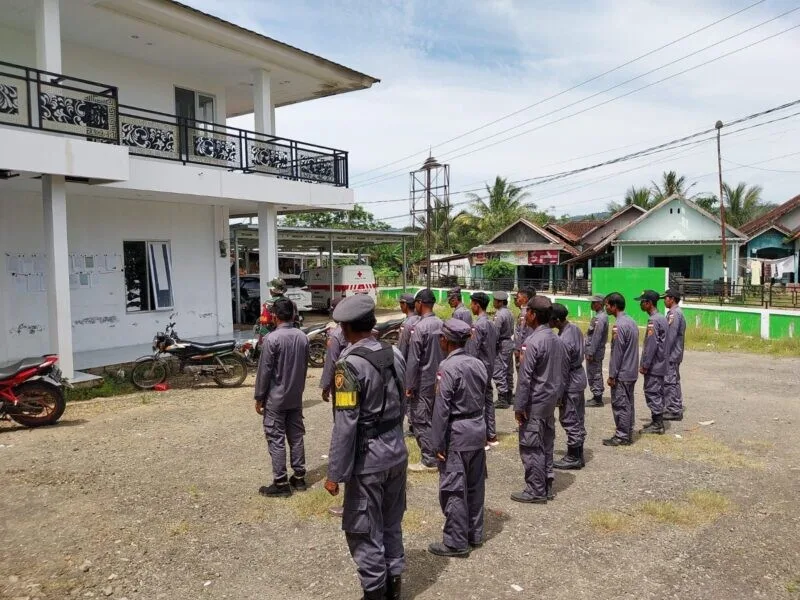 Babinsa Koramil 2215/Ciemas Latih Satlinmas Desa Mandrajaya Tingkatkan Kedisiplinan Dan Kesiapsiagaan