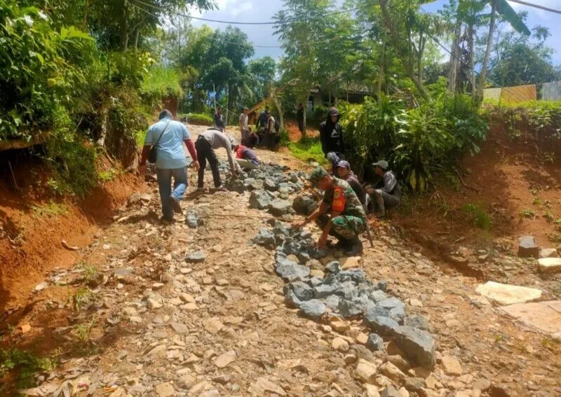 Babinsa Koramil 2209/Lengkong Bersama Warga Laksanakan Karya Bakti Perbaikan Jalan Di Desa Cilangkap