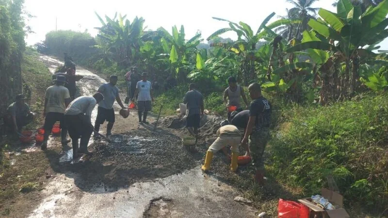 Babinsa Koramil 2201/Cisolok Bersama Warga Laksanakan Karya Bakti Pembenahan Jalan Di Desa Cisolok