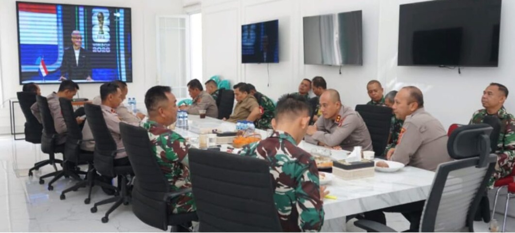 Perkuat Sinergitas TNI–Polri, Kapolres Garut dan Dandim 0611 Garut Gelar Nobar Piala Dunia 2026