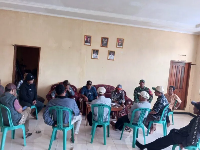 Babinsa Koramil 2215/Ciemas Pererat Silaturahmi Melalui Komsos Bersama Warga Desa Tamanjaya