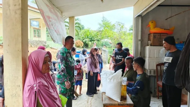 Babinsa Koramil 2209/Lengkong Laksanakan Pendampingan Penyaluran Bantuan Beras Kepada Warga