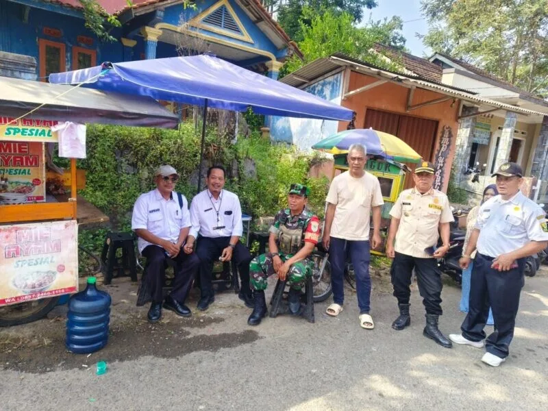 Babinsa Koramil 2211/Sagaranten Laksanakan Komsos Bersama Tokoh Masyarakat di Desa Cidolog