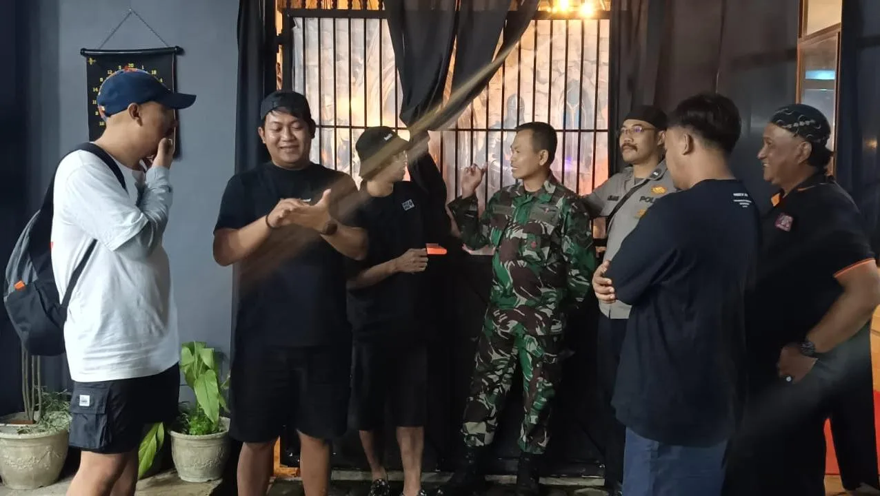 Babinsa Nyomplong Koramil 0607-07/ Warudoyong dan Bhabinkamtibmas Perkuat Sinergi dengan Warga Melalui Silaturahmi dan Patroli Malam di Wilayah