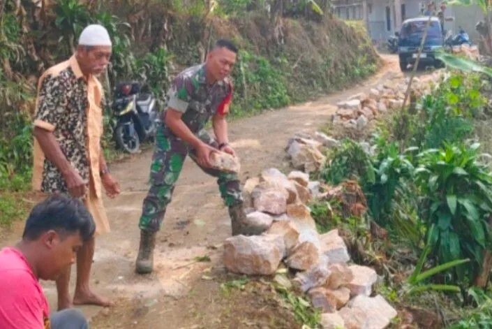 Babinsa Koramil 2206/Parakansalak Laksanakan Karya Bakti Perbaikan Jalan di Desa Bojonglongok