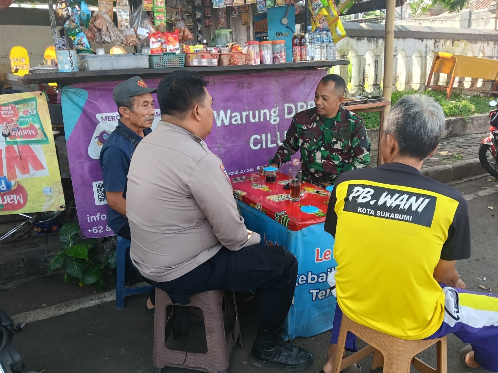 Babinsa Benteng Jalin Komsos dengan Warga, Bahas Perkembangan Ojek Pangkalan di Wilayah Binaan