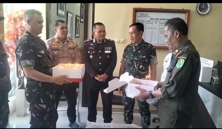 Sinergitas TNI-Polri, Koramil 2407/Dayeuhkolot Beri Kejutan HUT Bhayangkara ke-80 di Polsek Bojongsoang