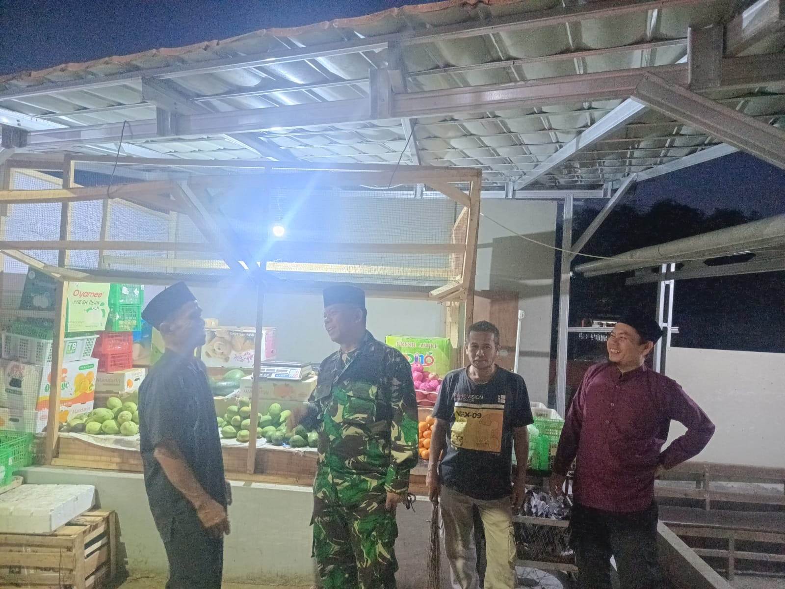 Anggota Koramil 0607-06/Gunung Puyuh Gelar Komsos Malam dan Patroli Bersama Warga Perkuat Keamanan Wilayah
