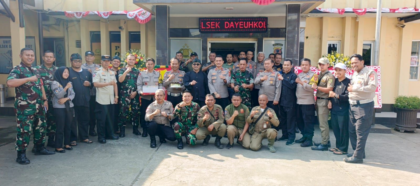 Perkuat Sinergitas, Koramil 2407/Dayeuhkolot Beri Kejutan HUT Bhayangkara ke-80 di Polsek Dayeuhkolot