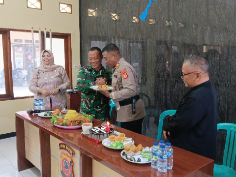 Penuh Kehangatan, Danramil 2403/ Paseh Beri Kejutan Tumpeng HUT Bhayangkara ke-80 pada Polsek
